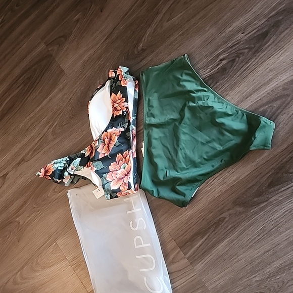 Cupshe swimsuit - Picture 4 of 5